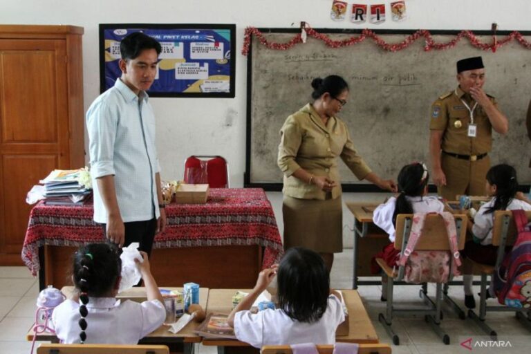 Wapres-tinjau-uji-coba-makan-bergizi-gratis-di-Palangka-Raya-04112024-Aul-4-1